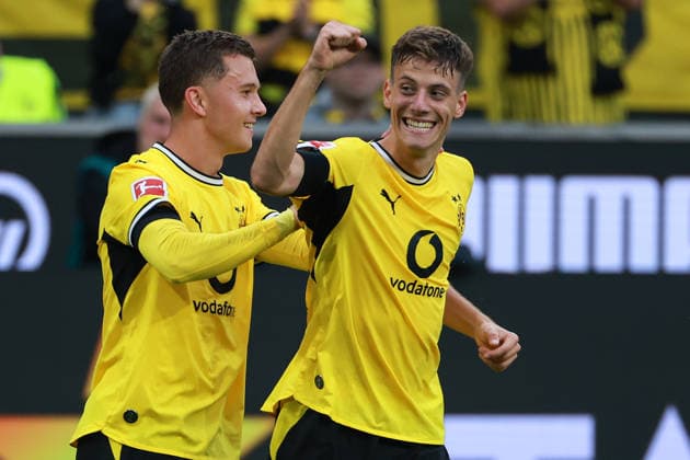 1. Bundesliga - Borussia Dortmund - Hamburger SV am 29.08.2026 im Signal Iduna Park in Dortmund Jubel, Torjubel, Torschuetze, Torschütze Giannis Konstantelias (Dortmund 45) jubelt nach seinem Tor zum 2 zu 0 mit Konstantinos Karetsas (Dortmund 19) *** 1 Bundesliga: Borussia Dortmund vs. Hamburger SV on August 29, 2026, at Signal Iduna Park in Dortmund—celebrations, goal celebrations, goal scorers, goal scorer Giannis Konstantelias (Dortmund 45) celebrates his goal to make it 2–0 with Konstantinos Karetsas (Dortmund 19) MH