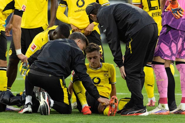 Dortmund, Germany, 29.08.26, Giannis Konstantelias (Borussia Dortmund) verletzt auf dem Rasen und wird med. behandelt waehrend des Spiels der 1. Bundesliga zwischen Borussia Dortmund - Hamburger SV im Signal Iduna Park in Dortmund. (Photo by Joachim Bywaletz) DFB DFL REGULATIONS PROHIBIT ANY USE OF PHOTOGRAPHS AS IMAGE SEQUENCES AND OR QUASI-VIDEO. *** Dortmund, Germany, August 29, 2026, Giannis Konstantelias of Borussia Dortmund is injured on the field and receives medical treatment during the Bundesliga 1 match between Borussia Dortmund and Hamburger SV at Signal Iduna Park in Dortmund. Photo by Joachim Bywaletz. DFB and DFL regulations prohibit any use of photographs as image sequences and OR QUASI-VIDEO Copyright: JoachimxBywaletz xJB-Sportfoto