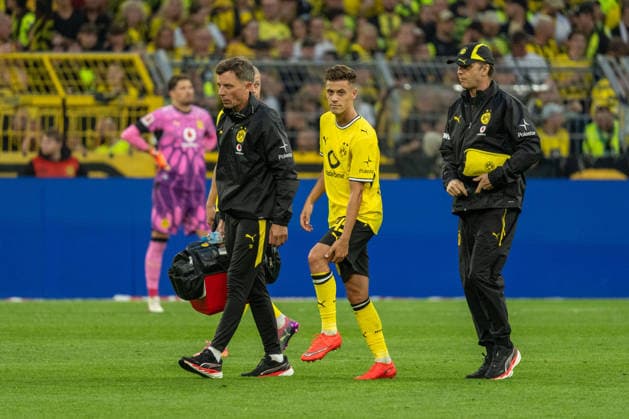 Giannis Konstantelias (Borussia Dortmund, 45) wird auf dem Spielfeld vom Vereinsarzt behandelt und verletungsbedingt ausgewechselt, GER BVB Borussia Dortmund 09 vs. Hamburger SV, Fussball, Bundesliga, Spieltag 01, Saison 2026 2027, 29.09.2026 DFB DFL REGULATIONS PROHIBIT ANY USE OF PHOTOGRAPHS AS IMAGE SEQUENCES AND OR QUASI-VIDEO, GER BVB Borussia Dortmund 09 vs. Hamburger SV, Fussball, Bundesliga, Spieltag 01, Saison 2026 2027, 29.09.2026 Dortmund *** Giannis Konstantelias of Borussia Dortmund, 45, is treated on the field by the team doctor and substituted due to injury, GER BVB Borussia Dortmund 09 vs. Hamburger SV, Soccer, Bundesliga, Matchday 01, 2026–2027 Season, September 29, 2026 DFB DFL regulations prohibit any use of photographs as image sequences and or quasi-video, GER BVB Borussia Dortmund 09 vs. Hamburger SV, soccer, Bundesliga, Matchday 1, 2026–2027 season, September 29, 2026, Dortmund Copyright: xEibner-Pressefoto FabianxFriesex EP_FFE
