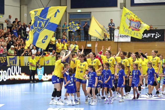 Handball, Alsco HBF1: HC Leipzig - Borussia Dortmund; 29.08.2026 Das Team des HCL wird in der Halle begrüßt. Fahnen, Stimmung. Alsco Handball Bundesliga Frauen HBF1, Saison 2026 2027, 1. Spieltag: HC Leipzig vs. Borussia Dortmund am 29.08.2026 im Sportcenter Markranstädt. Copyright: xBEAUTIFULxSPORTS JanxKaeferx