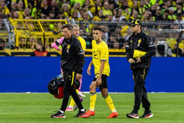 1.Fußball Bundesliga: Borussia Dortmund - Hamburger SV; 29.08.2026 Giannis Konstantelias (Borussia Dortmund, 45) verlässt Spielfeld mit der Verletzung. 1.Fußball Bundesliga: Borussia Dortmund - Hamburger SV; Signal Iduna Park, Dortmund; 29.08.2026 DFL regulations prohibit any use of photographs as image sequences and or quasi video. *** 1 German Bundesliga: Borussia Dortmund vs. Hamburger SV, August 29, 2026. Giannis Konstantelias of Borussia Dortmund, 45, leaves the field due to injury. 1 German Bundesliga: Borussia Dortmund vs. Hamburger SV at Signal Iduna Park, Dortmund, August 29, 2026 DFL regulations prohibit any use of photographs as image sequences and or quasi-video Copyright: xBEAUTIFULxSPORTS Buriakovx