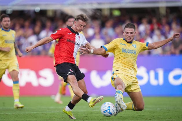 FiorentinaÕs Albert Gudmundsson fights for the ball with FrosinoneÕs Davide Calvani during the Serie A soccer match between Fiorentina and Frosinone at the Artemio Franchi Stadium in Florence, north Italy - Saturday, August 29, 2026 -  Copyright: xMassimoxPaolone LaPressex