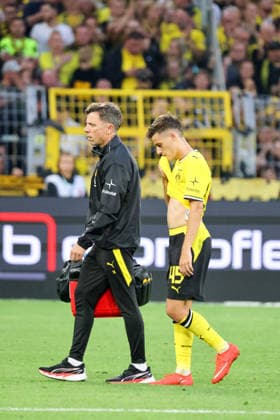 Dortmund, Deutschland: 29.08.2026 - 1. Bundesliga 2026 27 - 1. Spieltag - Borussia Dortmund vs. HSV Im Bild: v.li. der Zweite Giannis Konstantelias (BVB) wird verletzungsbedingt ausgewechselt (DFL DFB REGULATIONS PROHIBIT ANY USE OF PHOTOGRAPHS as IMAGE SEQUENCES and or QUASI-VIDEO) *** *** Dortmund, Germany August 29, 2026 Bundesliga 2026, Matchday 27, Game 1: Borussia Dortmund vs. HSV Pictured from left: BVB s second-choice player, Giannis Konstantelias, is substituted due to injury. DFL and DFB regulations prohibit any use of photographs as IMAGE SEQUENCES and or QUASI-VIDEO *** Copyright: HMBxMedia MadeleinexFantini