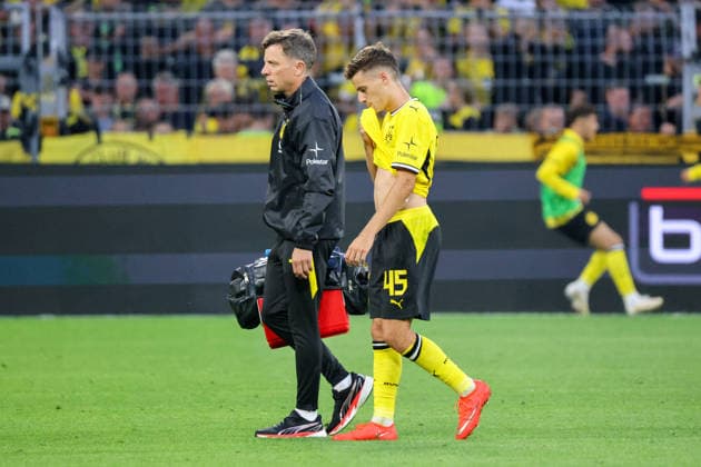 Dortmund, Deutschland: 29.08.2026 - 1. Bundesliga 2026 27 - 1. Spieltag - Borussia Dortmund vs. HSV Im Bild: v.li. der Zweite Giannis Konstantelias (BVB) wird verletzungsbedingt ausgewechselt (DFL DFB REGULATIONS PROHIBIT ANY USE OF PHOTOGRAPHS as IMAGE SEQUENCES and or QUASI-VIDEO) *** *** Dortmund, Germany August 29, 2026 Bundesliga 2026, Matchday 27, Game 1: Borussia Dortmund vs. HSV Pictured from left: BVB s second-choice player, Giannis Konstantelias, is substituted due to injury. DFL and DFB regulations prohibit any use of photographs as IMAGE SEQUENCES and or QUASI-VIDEO *** Copyright: HMBxMedia MadeleinexFantini
