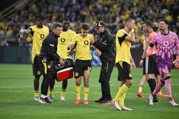 Giannis Konstantelias (Borussia Dortmund), mi., scheidet verletzt aus, rechts schaut Torwart Gregor Kobel (Borussia Dortmund) besorgt 29.08.2026, Fussball 1. Bundesliga, Saison 2026 2027, 1. Spieltag, Borussia Dortmund - Hamburger SV DFL regulations prohibit any use of photographs as image sequences and or quasi-video Dortmund Signal Iduna Park Nordrhein Westfalen Deutschland *** Giannis Konstantelias (Borussia Dortmund), center, is forced to leave the game due to injury; on the right, goalkeeper Gregor Kobel (Borussia Dortmund) looks on with concern. August 29, 2026, Soccer, Bundesliga 1, 2026–2027 season, Matchday 1, Borussia Dortmund vs. Hamburger SV. DFL regulations prohibit any use of photographs as image sequences and or quasi-video. Dortmund, Signal Iduna Park, North Rhine-Westphalia, Germany Team2