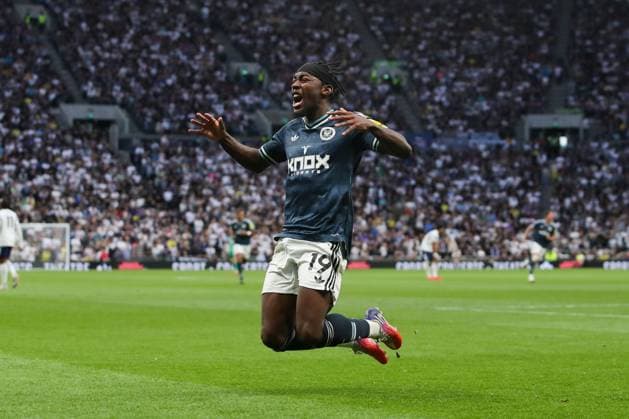 Anthony Elanga of Newcastle United celebrates scoring his team s first goal of the match Tottenham Hotspur v Newcastle United, Premier League, Football, Tottenham Hotspur Stadium, London, UK, 29 08 2026, England - 29 Aug 2026London Tottenham Hotspur Stadium England United Kingdom EDITORIAL USE ONLY No use with unauthorised audio, video, data, fixture lists, club league logos or live services. Online in-match use limited to 120 images, no video emulation. No use in betting, games or single club league player publications.  Copyright: xHanc WiredxPhotos Shutterstockx 17124807w