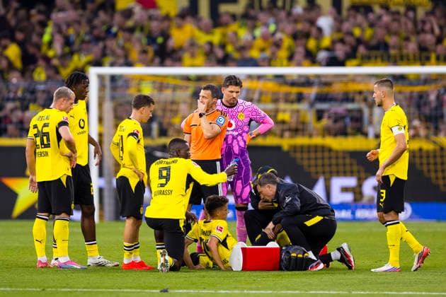 29.08.2026, Fussball, 1 Spieltag der 1. Fussball Bundesliga, Borussia Dortmund - Hamburger SV. Giannis Konstantelias (Borussia Dortmund) wird behandelt und danach ausgewechselt. Dortmund Signal Iduna Park NRW Deutschland xRHR-FOTO DEx *** August 29, 2026, Soccer, Matchday 1 of the 1st Bundesliga, Borussia Dortmund vs. Hamburger SV; Giannis Konstantelias of Borussia Dortmund receives medical attention and is then substituted; Dortmund, Signal Iduna Park, North Rhine-Westphalia, Germany; xRHR PHOTO DEx Copyright: DennisxEwert RHR-FOTOx RHR-FOTO DE
