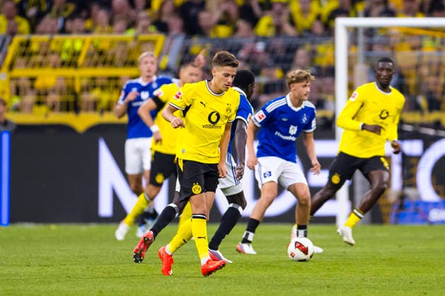 29.08.2026, Fussball, 1 Spieltag der 1. Fussball Bundesliga, Borussia Dortmund - Hamburger SV. Giannis Konstantelias (Borussia Dortmund) spielt dann Ball weg und sackt dann zusammen. Dortmund Signal Iduna Park NRW Deutschland xRHR-FOTO DEx *** August 29, 2026, Soccer, Matchday 1 of the 1st Bundesliga, Borussia Dortmund vs. Hamburger SV, Giannis Konstantelias, Borussia Dortmund passes the ball away and then collapses, Dortmund, Signal Iduna Park, North Rhine-Westphalia, Germany, xRHR, PHOTO DEx Copyright: DennisxEwert RHR-FOTOx RHR-FOTO DE