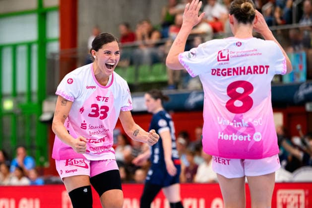 Neckarsulm: HBF - Sportunion Neckarsulm - HSG Bensheim Auerbach v.li. Lucie-Marie Kretzschmar (Bensheim), Lena Degenhardt (Bensheim) Jubel Freude Emotion Torjubel Torschuetze Torschütze Neckarsulm Ballei Baden-Württemberg Deutschland