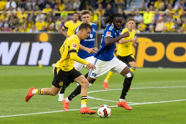 Dortmund, Deutschland 29. August 2026: 1. BL - 2026 2027 - Sp. 1 - Borussia Dortmund gegen Hamburger SV Im Bild: v. li. im Zweikampf Konstantinos Karetsas (BVB) und Jordan Torunarigha (HSV) DFL DFB regulations prohibit any use of photographs as image sequences and or quasi-video. Signal Iduna Park Nordrhein Westfalen *** Dortmund, Germany, August 29, 2026, Bundesliga 1, 2026–2027 Season, Matchday 1: Borussia Dortmund vs. Hamburger SV. Pictured from left in a tackle: Konstantinos Karetsas (BVB) and Jordan Torunarigha (HSV). DFL and DFB regulations prohibit any use of photographs as image sequences and or quasi-video signals. Iduna Park, North Rhine-Westphalia Copyright: xFotostandx xZeisingx