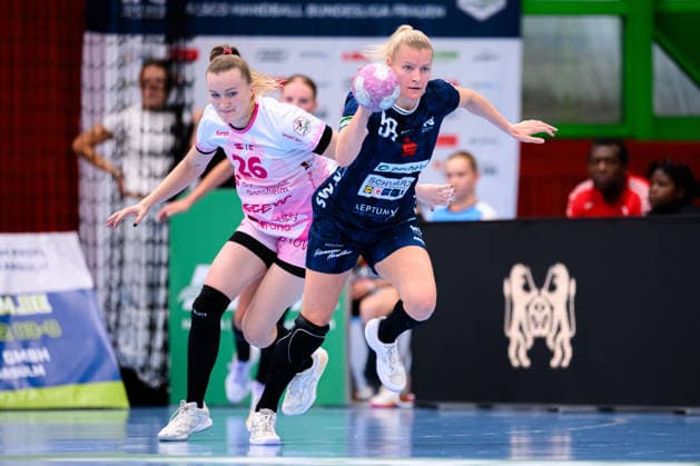 Neckarsulm: HBF - Sportunion Neckarsulm - HSG Bensheim Auerbach v.li. Cara Reuthal (Bensheim), Antje Döll Doell (Neckarsulm) Neckarsulm Ballei Baden-Württemberg Deutschland