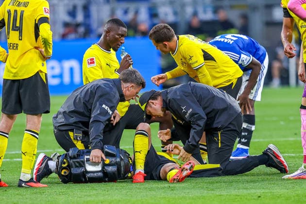 2026.08.29, xkwix, Fußball, Bundesliga, Borussia Dortmund - Hamburger SV, Signal Iduna Park, 1.Spieltag, Saison 2026 2027: Giannis Konstantelias (Borussia Dortmund 45) wird nach verletzung behandelt DFB regulations prohibit any use of photographs as image sequences and or quasi-video. Photo: xKamilxWilkowskixPressefotoKochx Nordrhein-Westfalen Deutschland *** August 29, 2026, xkwix, Soccer, Bundesliga, Borussia Dortmund vs. Hamburger SV, Signal Iduna Park, Matchday 1, 2026–2027 season: Giannis Konstantelias (Borussia Dortmund, No. 45) is receiving treatment after an injury. DFB regulations prohibit any use of photographs as image sequences and or quasi-video. Photo: xKamilxWilkowskixPressefotoKochx, North Rhine-Westphalia, Germany