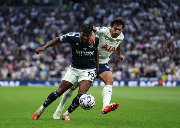 29th August 2026; Tottenham Hotspur Stadium, London, England; Premier League Football, Tottenham Hotspur versus Newcastle United; Anthony Elanga of Newcastle United under pressure from Sandro Tonali of Tottenham Hotspur JohnxPatrickxFletcher