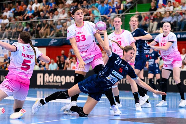 Neckarsulm: HBF - Sportunion Neckarsulm - HSG Bensheim Auerbach v.li. Isabell Hurst (Bensheim), Lucie-Marie Kretzschmar (Bensheim), Sina Ehmann (Neckarsulm) Neckarsulm Ballei Baden-Württemberg Deutschland