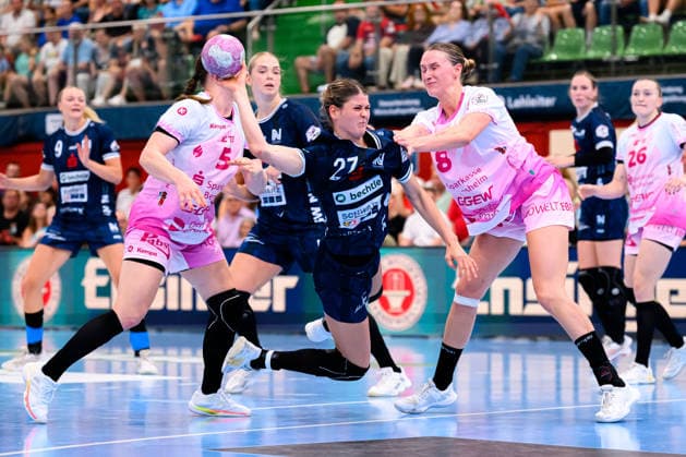 Neckarsulm: HBF - Sportunion Neckarsulm - HSG Bensheim Auerbach v. li. im Zweikampf Sina Ehmann (Neckarsulm) und Lena Degenhardt (Bensheim) Neckarsulm Ballei Baden-Württemberg Deutschland