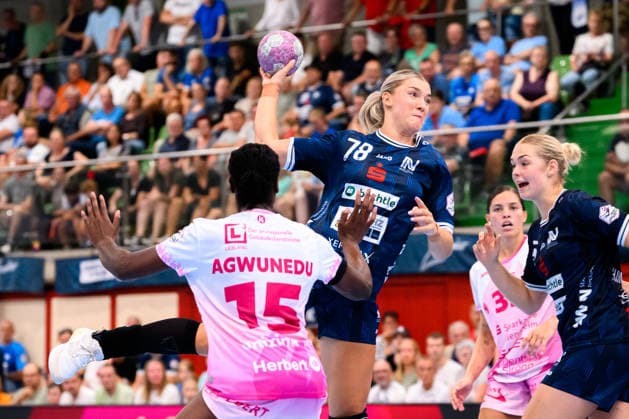 Neckarsulm: HBF - Sportunion Neckarsulm - HSG Bensheim Auerbach Ndidi Agwunedu (Bensheim), Paulina Uscinowicz (Neckarsulm) Neckarsulm Ballei Baden-Württemberg Deutschland