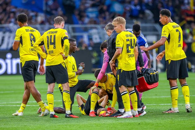 2026.08.29, xkwix, Fußball, Bundesliga, Borussia Dortmund - Hamburger SV, Signal Iduna Park, 1.Spieltag, Saison 2026 2027: spieler versammeln sich um den am Boden liegenden Giannis Konstantelias (Borussia Dortmund 45) DFB regulations prohibit any use of photographs as image sequences and or quasi-video. Photo: xKamilxWilkowskixPressefotoKochx Nordrhein-Westfalen Deutschland *** August 29, 2026, xkwix, Soccer, Bundesliga, Borussia Dortmund vs. Hamburger SV, Signal Iduna Park, Matchday 1, 2026–2027 season: Players gather around Giannis Konstantelias, who is lying on the ground. Borussia Dortmund 45. DFB regulations prohibit any use of photographs as image sequences and or quasi-video. Photo: xKamilxWilkowskixPressefotoKochx, North Rhine-Westphalia, Germany
