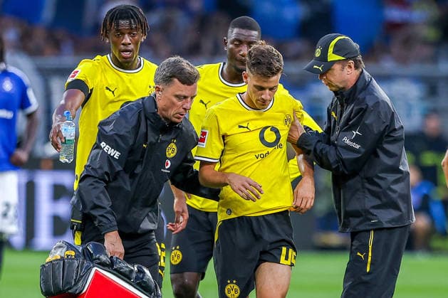 2026.08.29, xkwix, Fußball, Bundesliga, Borussia Dortmund - Hamburger SV, Signal Iduna Park, 1.Spieltag, Saison 2026 2027: Giannis Konstantelias (Borussia Dortmund 45) wird vom platz getragen nach Verletzung DFB regulations prohibit any use of photographs as image sequences and or quasi-video. Photo: xKamilxWilkowskixPressefotoKochx Nordrhein-Westfalen Deutschland *** August 29, 2026, xkwix, Soccer, Bundesliga, Borussia Dortmund vs. Hamburger SV, Signal Iduna Park, Matchday 1, 2026–2027 Season: Giannis Konstantelias of Borussia Dortmund (No. 45) is carried off the field after an injury. DFB regulations prohibit any use of photographs as image sequences and or quasi-video. Photo: xKamilxWilkowskixPressefotoKochx, North Rhine-Westphalia, Germany