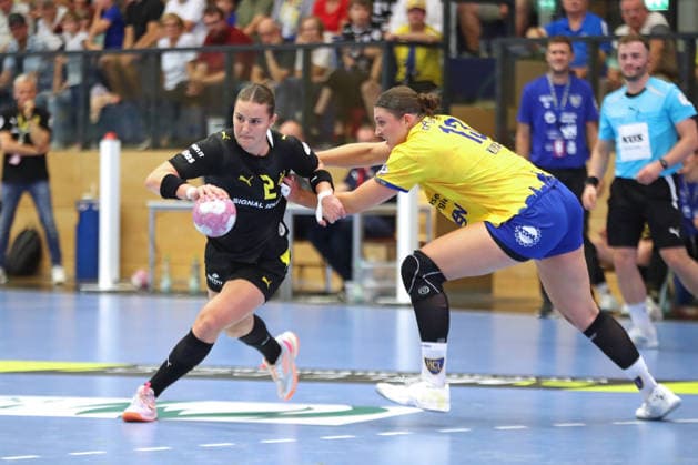 Handball, Alsco HBF1: HC Leipzig - Borussia Dortmund; 29.08.2026 Mareike Thomaier (2, Borussia Dortmund) entwischt Laura Klocke (13, HC Leipzig). Alsco Handball Bundesliga Frauen HBF1, Saison 2026 2027, 1. Spieltag: HC Leipzig vs. Borussia Dortmund am 29.08.2026 im Sportcenter Markranstädt. Copyright: xBEAUTIFULxSPORTS JanxKaeferx