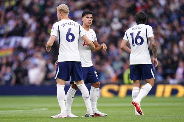 Tottenham Hotspur v Newcastle United - Premier League 2026 27 Tottenham players wait before kick-off during the Premier League match between Tottenham Hotspur and Newcastle United at Tottenham Hotspur Stadium in London, United Kingdom, on August 29, 2026. London United Kingdom  Copyright: xNewsxImagesx originalFilename:cosgrove-premierl260829_npVOK.jpg