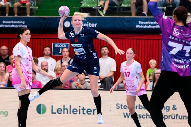 Neckarsulm: HBF - Sportunion Neckarsulm - HSG Bensheim Auerbach v.li. Lucie-Marie Kretzschmar (Bensheim), Antje Döll Doell (Neckarsulm), Torhueterin Melanie Halter (Bensheim) Neckarsulm Ballei Baden-Württemberg Deutschland