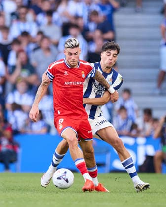 August 29, 2026, San Sebastian, Guipuzcoa, Spain: Roberto Fernandez of RCD Espanyol competes for the ball with Jon Martin Vicente of Real Sociedad during the LaLiga EA Sports match between Real Sociedad and RCD Espanyol at Anoeta on August 29, 2026, in San Sebastian, Spain. San Sebastian Spain - ZUMAa181 20260829_zaa_a181_111 Copyright: xRicardoxLarreinax