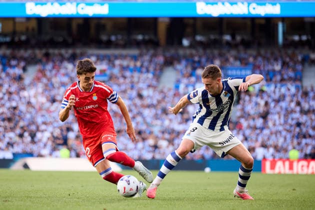 August 29, 2026, San Sebastian, Guipuzcoa, Spain: Alex Calatrava of RCD Espanyol competes for the ball with Benat Turrientes of Real Sociedad during the LaLiga EA Sports match between Real Sociedad and RCD Espanyol at Anoeta on August 29, 2026, in San Sebastian, Spain. San Sebastian Spain - ZUMAa181 20260829_zaa_a181_115 Copyright: xRicardoxLarreinax
