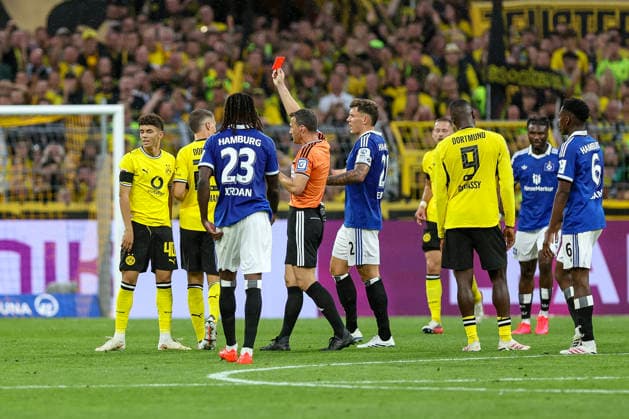 29.08.2026, GER, Fussball, Herren, Bundesliga , Saison 2026 2027, Borussia Dortmund - Hamburger SV Samuele Inacio (BVB) erhält die rote Karte von Schiedsrichter Felix Zwayer Dortmund Signal-Iduna Park Nordrhein-Westfalen Deutschland *** August 29, 2026, GER, Soccer, Men s, Bundesliga, 2026–2027 Season, Borussia Dortmund vs. Hamburger SV, Samuele Inacio, BVB receives a red card from referee Felix Zwayer, Dortmund, Signal Iduna Park, North Rhine-Westphalia, Germany Copyright: xAdrianxSchlüterx