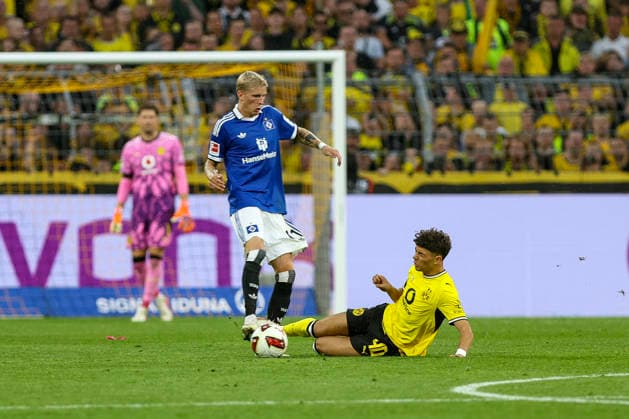 29.08.2026, GER, Fussball, Herren, Bundesliga , Saison 2026 2027, Borussia Dortmund - Hamburger SV Albert Gronbaek (HSV) und Samuele Inacio (BVB) im Kampf um den Ball vor der roten Karte Dortmund Signal-Iduna Park Nordrhein-Westfalen Deutschland *** August 29, 2026, Germany, Soccer, Men s, Bundesliga, 2026–2027 Season, Borussia Dortmund vs. Hamburger SV: Albert Gronbaek (HSV) and Samuele Inacio (BVB) battle for the ball before the red card; Dortmund, Signal Iduna Park, North Rhine-Westphalia, Germany Copyright: xAdrianxSchlüterx