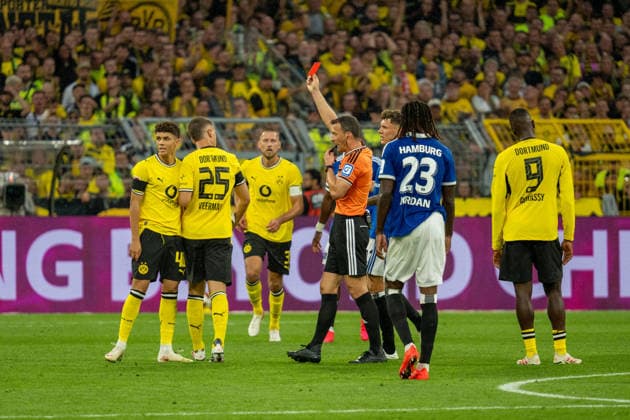 Felix Zwayer (DFB, Schiedsrichter) zueckt die rote karte gegen Samuele Inacio (Borussia Dortmund, 40), GER BVB Borussia Dortmund 09 vs. Hamburger SV, Fussball, Bundesliga, Spieltag 01, Saison 2026 2027, 29.09.2026 DFB DFL REGULATIONS PROHIBIT ANY USE OF PHOTOGRAPHS AS IMAGE SEQUENCES AND OR QUASI-VIDEO, GER BVB Borussia Dortmund 09 vs. Hamburger SV, Fussball, Bundesliga, Spieltag 01, Saison 2026 2027, 29.09.2026 Dortmund *** Felix Zwayer (DFB), referee, shows a red card to Samuele Inacio (Borussia Dortmund), 40, GER BVB Borussia Dortmund 09 vs. Hamburger SV, Soccer, Bundesliga, Matchday 01, 2026–2027 Season, September 29, 2026 DFB DFL regulations prohibit any use of photographs as image sequences and or quasi-video, GER BVB Borussia Dortmund 09 vs. Hamburger SV, Soccer, Bundesliga, Matchday 01, 2026–2027 season, September 29, 2026, Dortmund Copyright: xEibner-Pressefoto FabianxFriesex EP_FFE