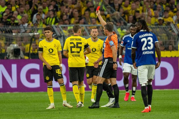 Felix Zwayer (DFB, Schiedsrichter) zueckt die rote karte gegen Samuele Inacio (Borussia Dortmund, 40), GER BVB Borussia Dortmund 09 vs. Hamburger SV, Fussball, Bundesliga, Spieltag 01, Saison 2026 2027, 29.09.2026 DFB DFL REGULATIONS PROHIBIT ANY USE OF PHOTOGRAPHS AS IMAGE SEQUENCES AND OR QUASI-VIDEO, GER BVB Borussia Dortmund 09 vs. Hamburger SV, Fussball, Bundesliga, Spieltag 01, Saison 2026 2027, 29.09.2026 Dortmund *** Felix Zwayer (DFB), referee, shows a red card to Samuele Inacio (Borussia Dortmund), 40, GER BVB Borussia Dortmund 09 vs. Hamburger SV, Soccer, Bundesliga, Matchday 01, 2026–2027 Season, September 29, 2026 DFB DFL regulations prohibit any use of photographs as image sequences and or quasi-video, GER BVB Borussia Dortmund 09 vs. Hamburger SV, Soccer, Bundesliga, Matchday 01, 2026–2027 season, September 29, 2026, Dortmund Copyright: xEibner-Pressefoto FabianxFriesex EP_FFE