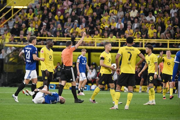 Samuele Inacio (Borussia Dortmund), re., sieht von Schiedsrichter Felix Zwayer nach einem Foul an Albert Grönbaek (Hamburger SV) die Rote Karte 29.08.2026, Fussball 1. Bundesliga, Saison 2026 2027, 1. Spieltag, Borussia Dortmund - Hamburger SV DFL regulations prohibit any use of photographs as image sequences and or quasi-video Dortmund Signal Iduna Park Nordrhein Westfalen Deutschland *** Samuele Inacio of Borussia Dortmund (right) is shown the red card by referee Felix Zwayer after a foul on Albert Grönbaek of Hamburger SV on August 29, 2026; soccer, 1. Bundesliga, 2026–2027 season, Matchday 1, Borussia Dortmund vs. Hamburger SV. DFL regulations prohibit any use of photographs as image sequences and or quasi-video. Dortmund, Signal Iduna Park, North Rhine-Westphalia, Germany Team2