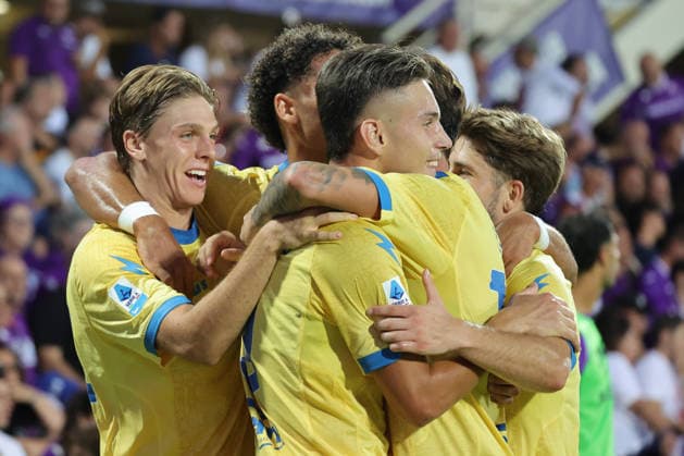 ACF Fiorentina v Frosinone Calcio - Campionato Serie A Antonio Raimondo of Frosinone Calcio celebrates with teammates after scoring goal during the Italian Serie A football match between ACF Fiorentina and Frosinone Calcio , on August 29 ,2026 at the Artemio-Franchi stadium in Florence. Firenze FI Italy  Copyright: xAndreaxMartinix originalFilename:martini-acffiore260829_npcUe.jpg