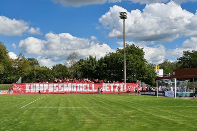 Regionalliga Bayern; FV Illertissen - FC Bayern München II; 29.08.2026 iLLERTISSEN, GERMANY - 29. AUGUST: Fans der Bayern mit einer Botschaft an die Verbände - KOMPASSMODELL JETZT - vor dem Match der Regionalliga Bayern zwischen dem FV Illertissen und den Amateure des FC Bayern München am 6. Spieltag im Stadion Illertissen Copyright: xBEAUTIFULxSPORTS Goldbergx