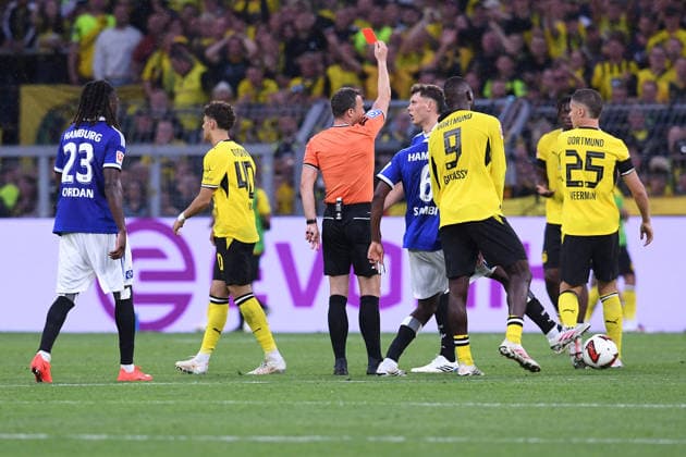 Fußball 1. Bundesliga 1. Spieltag Borussia Dortmund - Hamburger SV am 29.08.2026 im Signal Iduna Park in Dortmund Schiedsrichter Felix Zwayer, mitte - zeigt Samuele Inacio ( Dortmund ) die rote Karte DFL regulations prohibit any use of photographs as image sequences and or quasi-video. *** Soccer, Bundesliga 1, Matchday 1: Borussia Dortmund vs. Hamburger SV on August 29, 2026, at Signal Iduna Park in Dortmund. Referee Felix Zwayer (center) shows Samuele Inacio of Dortmund a red card. DFL regulations prohibit any use of photographs as image sequences and or quasi-video. xRx