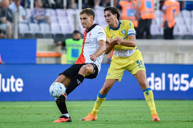 IPA87905586 - Mateo Pellegrino Casalanguida (Fiorentina) battles for the ball against Ilario Monterisi (Frosinone) during the ACF Fiorentina vs. Frosinone Calcio Serie A soccer match in Florence, Italy, on August 29, 2026  Copyright: xFabioxFagiolini IPAxSportx xx 87905586