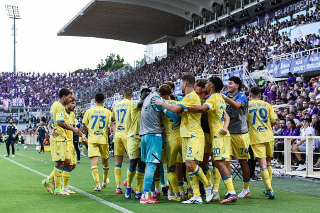 IPA87905651 - Antonio Raimondo (Frosinone) celebrates with his teammates after scoring the 0-1 goal during the ACF Fiorentina vs. Frosinone Calcio Serie A soccer match in Florence, Italy, on August 29, 2026  Copyright: xFabioxFagiolini IPAxSportx xx 87905651
