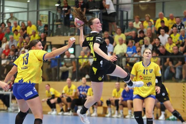 Handball, Alsco HBF1: HC Leipzig - Borussia Dortmund; 29.08.2026 Alieke van Maurik (14, Borussia Dortmund) wirft im Sprung. Alsco Handball Bundesliga Frauen HBF1, Saison 2026 2027, 1. Spieltag: HC Leipzig vs. Borussia Dortmund am 29.08.2026 im Sportcenter Markranstädt. Copyright: xBEAUTIFULxSPORTS JanxKaeferx