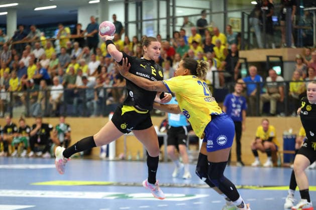 Handball, Alsco HBF1: HC Leipzig - Borussia Dortmund; 29.08.2026 Mareike Thomaier (2, Borussia Dortmund) wird von Sharleen Greschner (20, HC Leipzig) attackiert. Alsco Handball Bundesliga Frauen HBF1, Saison 2026 2027, 1. Spieltag: HC Leipzig vs. Borussia Dortmund am 29.08.2026 im Sportcenter Markranstädt. Copyright: xBEAUTIFULxSPORTS JanxKaeferx
