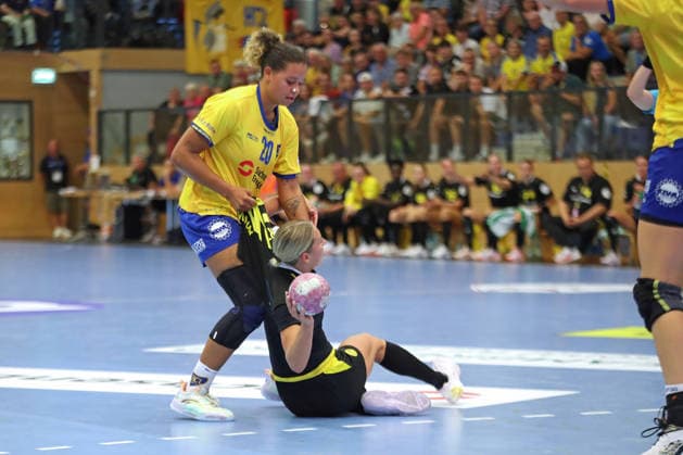 Handball, Alsco HBF1: HC Leipzig - Borussia Dortmund; 29.08.2026 Sharleen Greschner (20, HC Leipzig) packt gegen Dana Bleckmann (66, Borussia Dortmund) zu. Alsco Handball Bundesliga Frauen HBF1, Saison 2026 2027, 1. Spieltag: HC Leipzig vs. Borussia Dortmund am 29.08.2026 im Sportcenter Markranstädt. Copyright: xBEAUTIFULxSPORTS JanxKaeferx