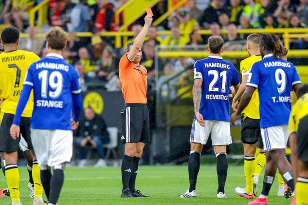 2026.08.29, xkwix, Fußball, Bundesliga, Borussia Dortmund - Hamburger SV, Signal Iduna Park, 1.Spieltag, Saison 2026 2027: Schiedsrichter Zwayer, Felix (Berlin) zeigt Waldemar Anton (Borussia Dortmund 3) die rote Karte DFB regulations prohibit any use of photographs as image sequences and or quasi-video. Photo: xKamilxWilkowskixPressefotoKochx Nordrhein-Westfalen Deutschland *** August 29, 2026, xkwix, Soccer, Bundesliga, Borussia Dortmund vs. Hamburger SV, Signal Iduna Park, Matchday 1, 2026–2027 season. Referee Felix Zwayer of Berlin shows Waldemar Anton of Borussia Dortmund (No. 3) a red card. DFB regulations prohibit any use of photographs as image sequences and or quasi-video. Photo: xKamilxWilkowskixPressefotoKochx, North Rhine-Westphalia, Germany