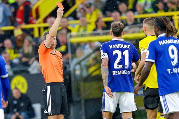 2026.08.29, xkwix, Fußball, Bundesliga, Borussia Dortmund - Hamburger SV, Signal Iduna Park, 1.Spieltag, Saison 2026 2027: Schiedsrichter Zwayer, Felix (Berlin) zeigt Waldemar Anton (Borussia Dortmund 3) die rote Karte DFB regulations prohibit any use of photographs as image sequences and or quasi-video. Photo: xKamilxWilkowskixPressefotoKochx Nordrhein-Westfalen Deutschland *** August 29, 2026, xkwix, Soccer, Bundesliga, Borussia Dortmund vs. Hamburger SV, Signal Iduna Park, Matchday 1, 2026–2027 season. Referee Felix Zwayer of Berlin shows Waldemar Anton of Borussia Dortmund (No. 3) a red card. DFB regulations prohibit any use of photographs as image sequences and or quasi-video. Photo: xKamilxWilkowskixPressefotoKochx, North Rhine-Westphalia, Germany