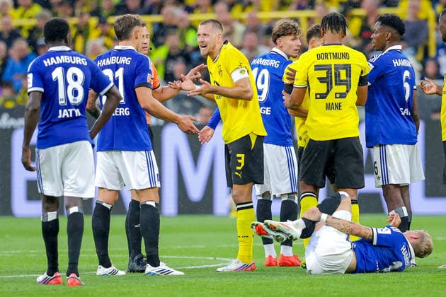 2026.08.29, xkwix, Fußball, Bundesliga, Borussia Dortmund - Hamburger SV, Signal Iduna Park, 1.Spieltag, Saison 2026 2027: Waldemar Anton (Borussia Dortmund 3) kann den Platzverweis Rote Karte nicht verstehen und diskutiert am Platz DFB regulations prohibit any use of photographs as image sequences and or quasi-video. Photo: xKamilxWilkowskixPressefotoKochx Nordrhein-Westfalen Deutschland *** August 29, 2026, xkwix, Soccer, Bundesliga, Borussia Dortmund vs. Hamburger SV, Signal Iduna Park, Matchday 1, 2026–2027 season. Waldemar Anton (Borussia Dortmund) No. 3 cannot understand the red card and argues on the field. DFB regulations prohibit any use of photographs as image sequences and or quasi-video. Photo: xKamilxWilkowskixPressefotoKochx, North Rhine-Westphalia, Germany