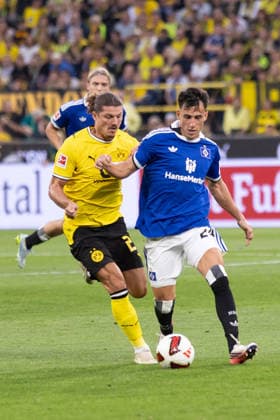 Dortmund, Deutschland 29. August 2026: 1. BL - 2026 2027 - Sp. 1 - Borussia Dortmund gegen Hamburger SV Im Bild: v. li. im Zweikampf Marcel Sabitzer (BVB), Nicolas Capaldo (HSV) DFL DFB regulations prohibit any use of photographs as image sequences and or quasi-video. Signal Iduna Park Nordrhein Westfalen *** Dortmund, Germany, August 29, 2026, Bundesliga 1, 2026–2027 Season, Matchday 1: Borussia Dortmund vs. Hamburger SV. Pictured, from left, in a tackle: Marcel Sabitzer (BVB), Nicolas Capaldo (HSV). DFL and DFB regulations prohibit any use of photographs as image sequences and or quasi-video. Signal Iduna Park, North Rhine-Westphalia Copyright: xFotostandx xZeisingx