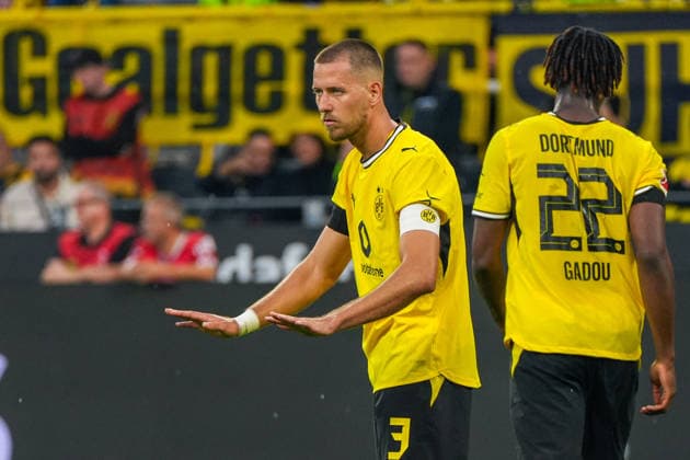 Waldemar Anton (Borussia Dortmund, 3) fordert mehr Ruhe, Geste, Deutschland: Fussball, Bundesliga, Saison 2026 27, 1. Spieltag, 29.08.2026, Borussia Dortmund vs Hamburger SV, Signal-Iduna-Park (Dortmund, Nordrhein-Westfalen) *** Waldemar Anton, Borussia Dortmund, No. 3, calls for more calm; gesture; German soccer; Bundesliga; 2026–27 season; Matchday 1; August 29, 2026; Borussia Dortmund vs. Hamburger SV; Signal Iduna Park, Dortmund, North Rhine-Westphalia Copyright: xLeonxFrickx