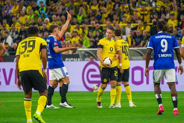 Rote Karte für Samuele Inacio (Borussia Dortmund, 40), Deutschland: Fussball, Bundesliga, Saison 2026 27, 1. Spieltag, 29.08.2026, Borussia Dortmund vs Hamburger SV, Signal-Iduna-Park (Dortmund, Nordrhein-Westfalen) *** Red Card for Samuele Inacio, Borussia Dortmund, 40, German Soccer, Bundesliga, 2026–27 Season, Matchday 1, August 29, 2026, Borussia Dortmund vs. Hamburger SV, Signal Iduna Park, Dortmund, North Rhine-Westphalia Copyright: xLeonxFrickx