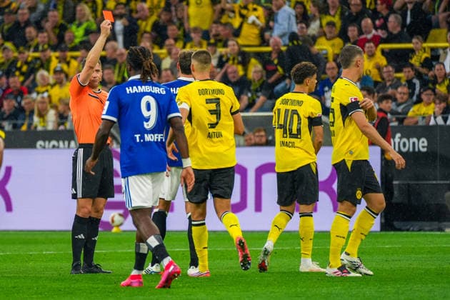 Rote Karte für Samuele Inacio (Borussia Dortmund, 40), Deutschland: Fussball, Bundesliga, Saison 2026 27, 1. Spieltag, 29.08.2026, Borussia Dortmund vs Hamburger SV, Signal-Iduna-Park (Dortmund, Nordrhein-Westfalen) *** Red Card for Samuele Inacio, Borussia Dortmund, 40, German Soccer, Bundesliga, 2026–27 Season, Matchday 1, August 29, 2026, Borussia Dortmund vs. Hamburger SV, Signal Iduna Park, Dortmund, North Rhine-Westphalia Copyright: xLeonxFrickx
