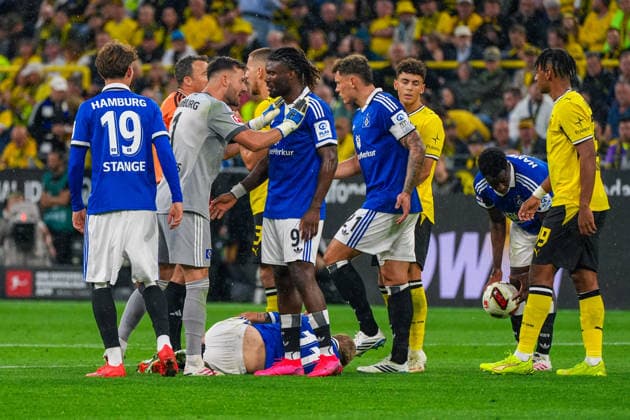 Rote Karte für Samuele Inacio (Borussia Dortmund, 40), Deutschland: Fussball, Bundesliga, Saison 2026 27, 1. Spieltag, 29.08.2026, Borussia Dortmund vs Hamburger SV, Signal-Iduna-Park (Dortmund, Nordrhein-Westfalen) *** Red Card for Samuele Inacio, Borussia Dortmund, 40, German Soccer, Bundesliga, 2026–27 Season, Matchday 1, August 29, 2026, Borussia Dortmund vs. Hamburger SV, Signal Iduna Park, Dortmund, North Rhine-Westphalia Copyright: xLeonxFrickx