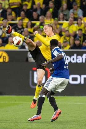 Dortmund, Deutschland 29. August 2026: 1. BL - 2026 2027 - Sp. 1 - Borussia Dortmund gegen Hamburger SV Im Bild: v. li. im Zweikampf Maximilian Beier (BVB), Bakery Jatta (HSV) DFL DFB regulations prohibit any use of photographs as image sequences and or quasi-video. Signal Iduna Park Nordrhein Westfalen *** Dortmund, Germany, August 29, 2026; Bundesliga 2026–2027, Matchday 1: Borussia Dortmund vs. Hamburger SV. Pictured, from left, in a tackle: Maximilian Beier (BVB), Bakery Jatta (HSV). DFL and DFB regulations prohibit any use of photographs as image sequences and or quasi-video. Signal Iduna Park, North Rhine-Westphalia Copyright: xFotostandx xZeisingx