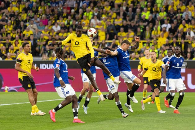 Dortmund, Deutschland 29. August 2026: 1. BL - 2026 2027 - Sp. 1 - Borussia Dortmund gegen Hamburger SV Im Bild: Serhou Guirassy (BVB) beim Kopfball DFL DFB regulations prohibit any use of photographs as image sequences and or quasi-video. Signal Iduna Park Nordrhein Westfalen *** Dortmund, Germany, August 29, 2026, Bundesliga 1, 2026–2027 Season, Matchday 1: Borussia Dortmund vs. Hamburger SV. Pictured: Serhou Guirassy of BVB heading the ball. DFL and DFB regulations prohibit any use of photographs as image sequences and or quasi-video. Signal Iduna Park, North Rhine-Westphalia Copyright: xFotostandx xZeisingx
